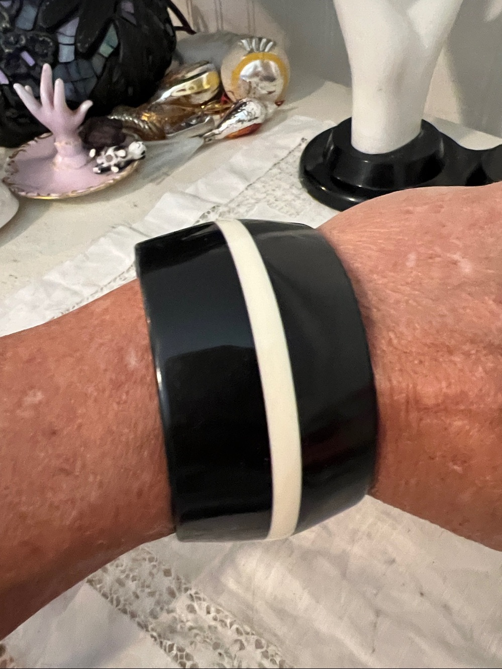 Vintage 60s Wide bangle bracelet black cream rounded